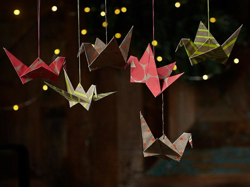 Для удачи — бумажные фигурки оригами на новогодней ёлке